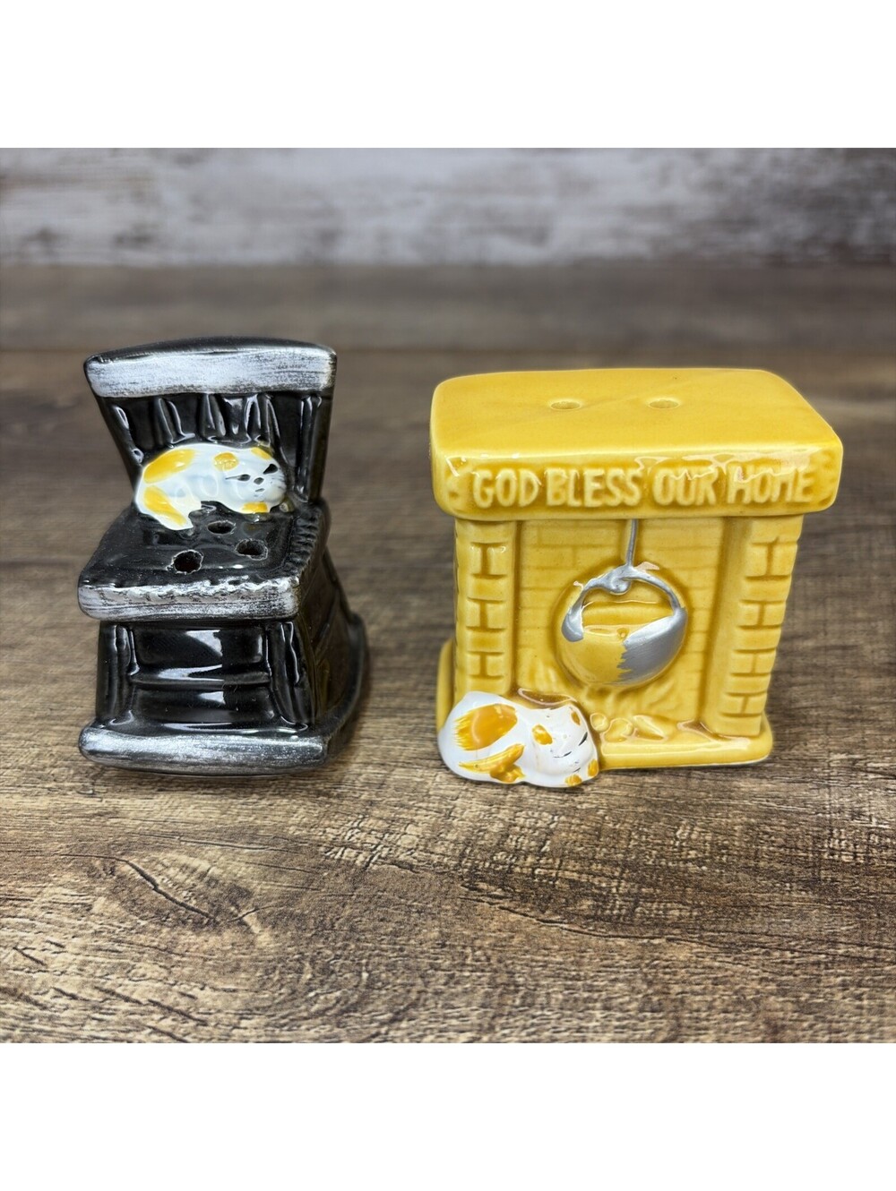 Vintage Fireplace And Rocking Chair Salt & Pepper Shakers With Cats